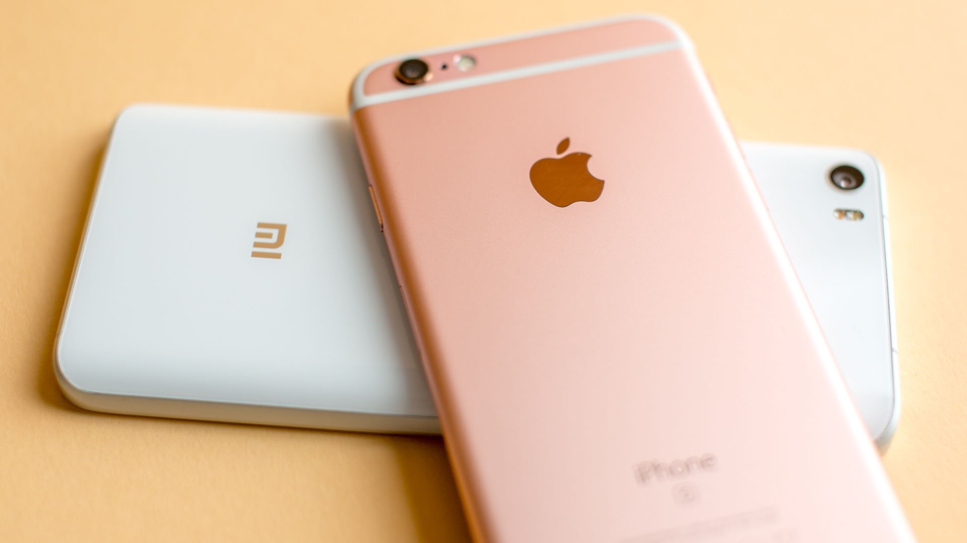 androidpit-xiaomi-mi5-vs-apple-iphone-6s-logo