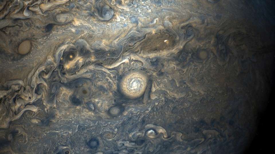 Jupiter zábery zo sondy Juno