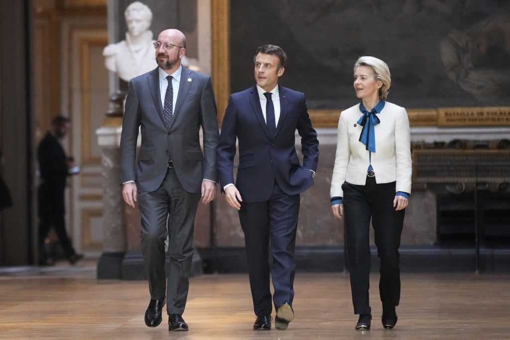 Francúzsky prezident Emmanuel Macron (uprostred), predseda Európskej rady Charles Michel (vľavo) a predsedníčka Európskej komisie Ursula von der Leyenová (vpravo) (AP Photo/Michel Euler)