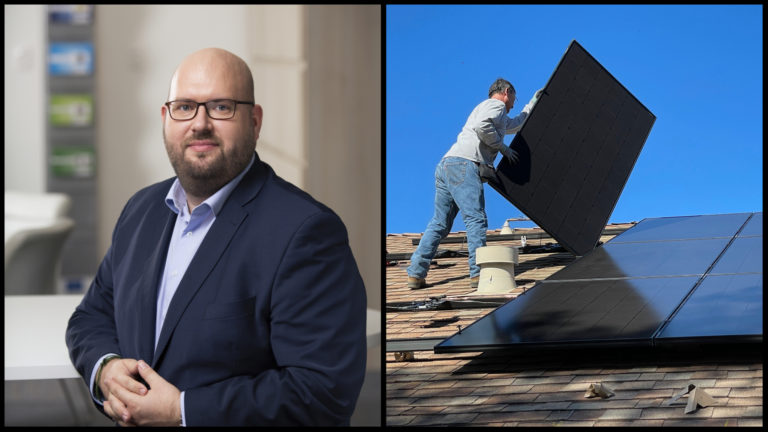 Na obrázku je Matej Veverka, expert na fotovoltiku zo SIEA. Vedľa neho muž ukladá solárne panely na strechu rodinného domu.