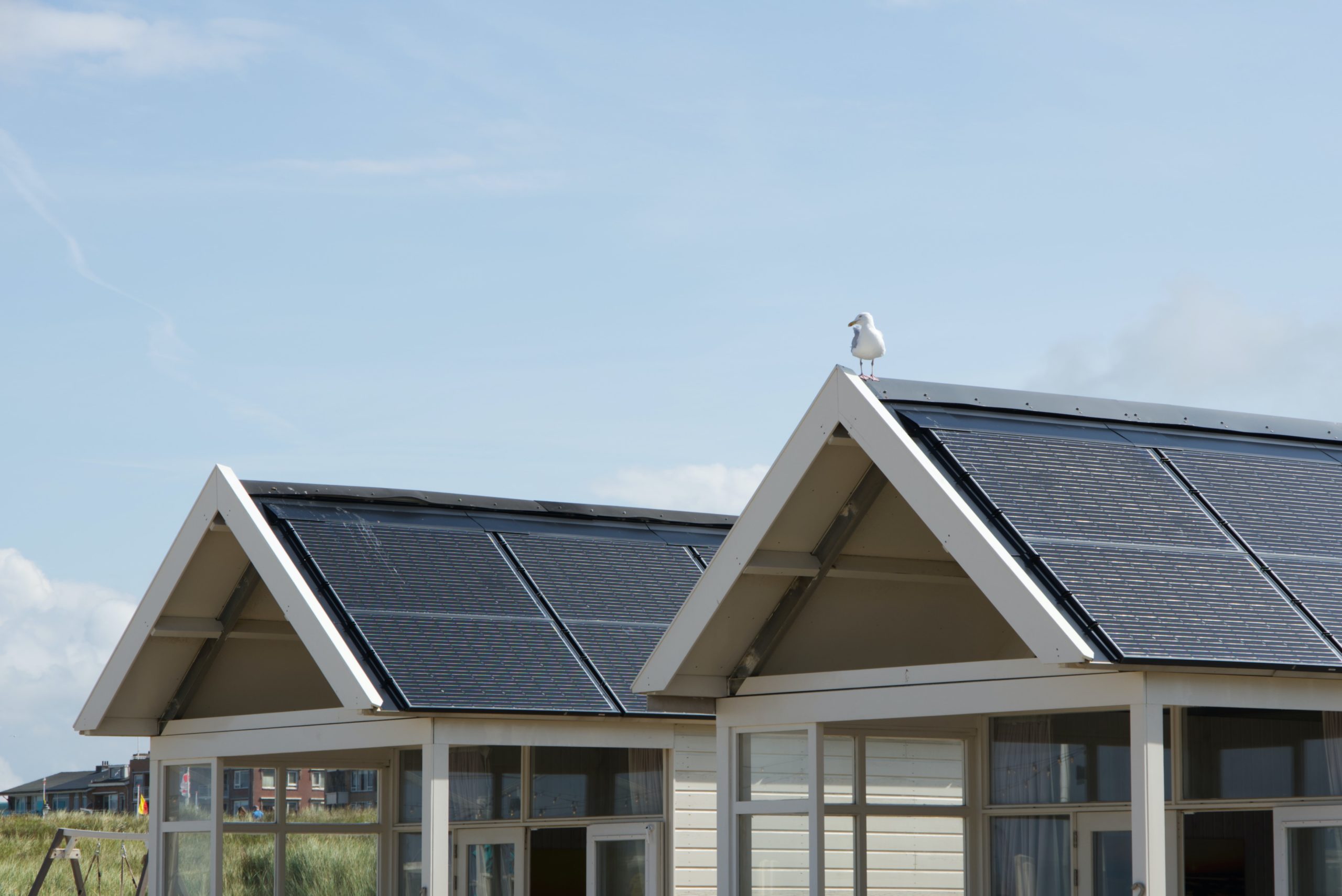 Na obrázku sa nachádza rodinný dom vybavený solárnymi panelmi.
