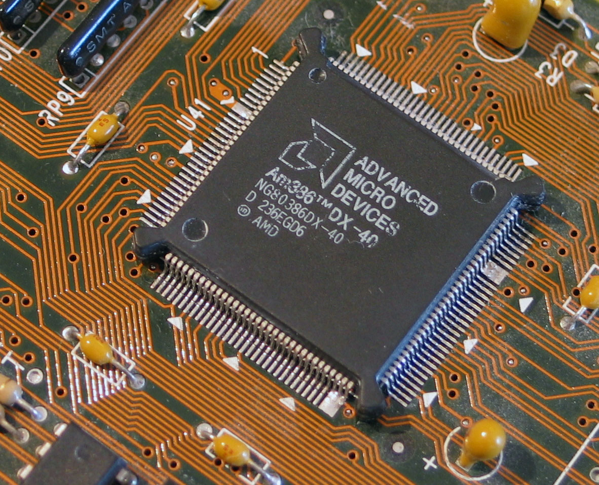 Na obrázku sa nachádza procesor Am386 od AMD.