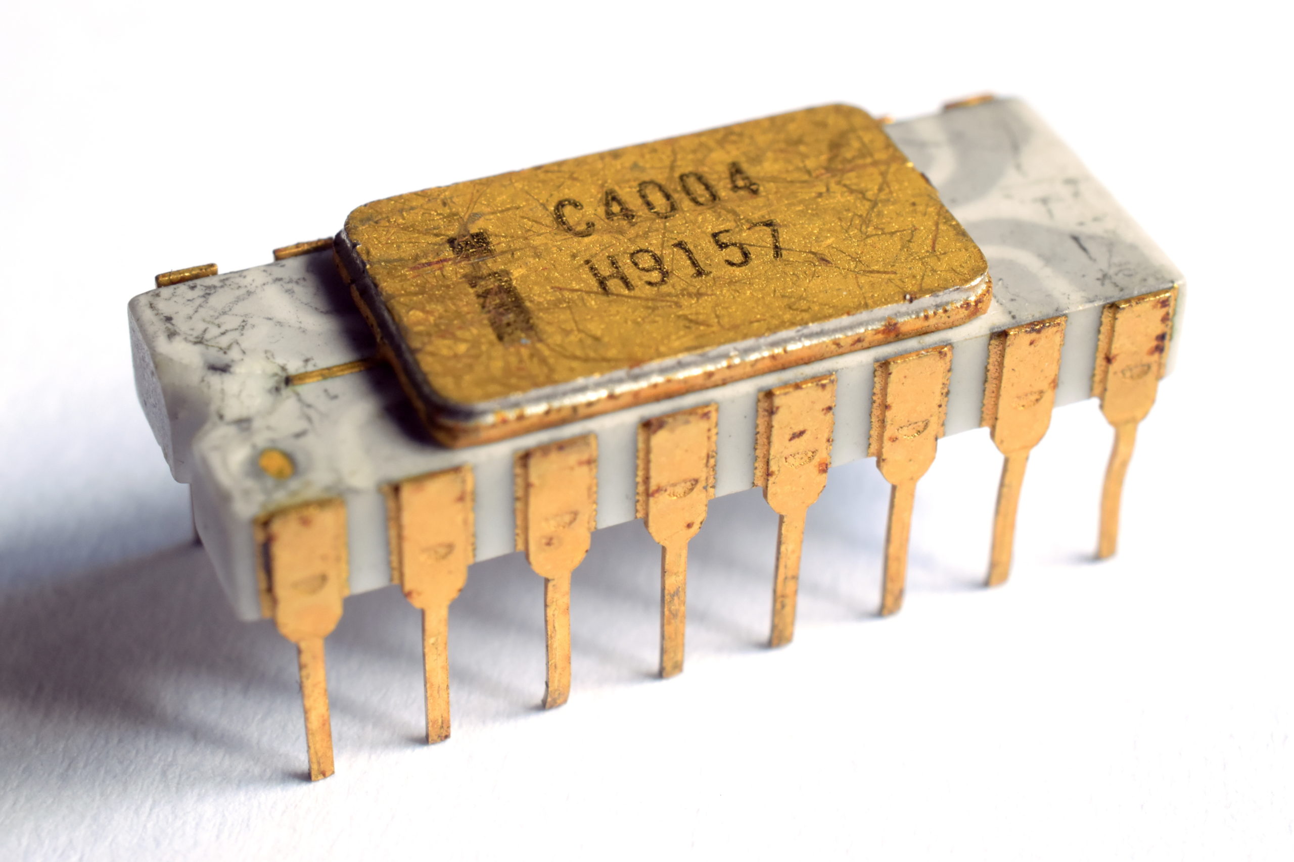 Na obrázku sa nachádza mikročip Intel C4004, ktorý spôsobil mikročipovú revolúciu.