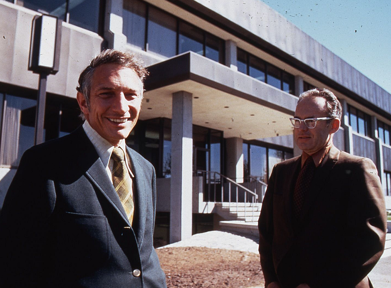 Na obrázku sa nachádza Robert Noyce a Gordon Moore pred budovou Intelu.