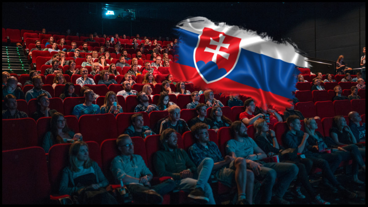 Na obrázku sa nachádza kinosála a slovenská vlajka.