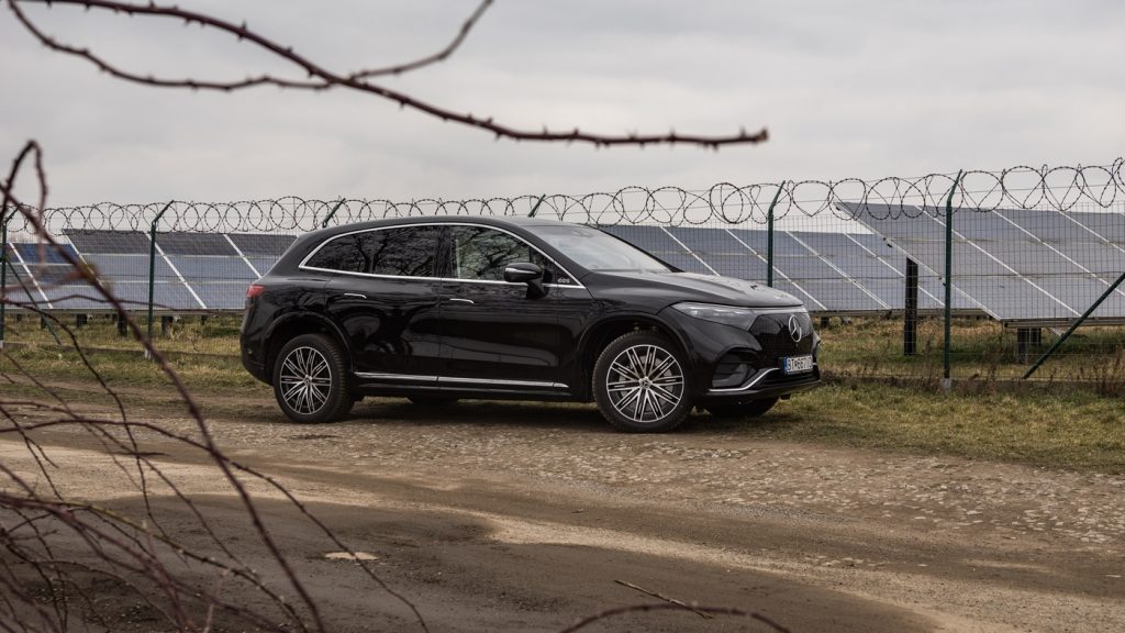 Absolvovali sme prvé jazdy na Mercedes EQS SUV. Aké je?