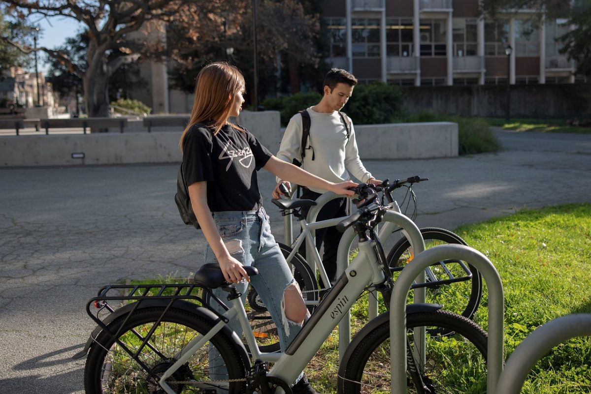 Drsný retro štýl aj obrovský výkon: Tieto nové e-bicykle a solárne stanice by sme ihneď brali aj u nás e-bike