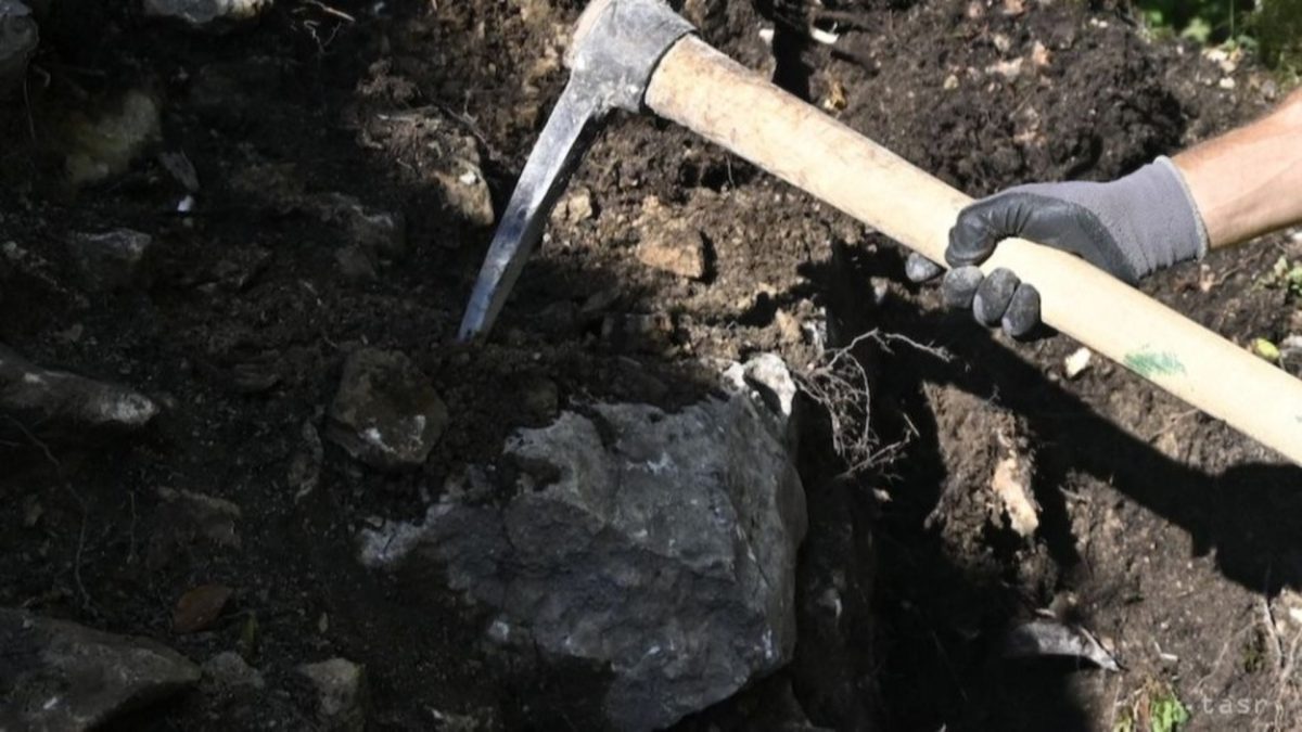 Polícia informovala o náleze protitankovej strely z 2. svetovej vojny. Našli ju pri rodinnom dome vojenská munícia TASR