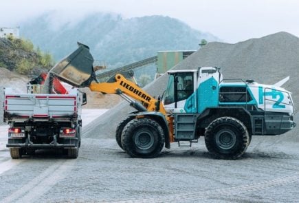 Ušetrí 37 500 litrov nafty. Liebherr testuje prvý nakladač s podceňovaným pohonom budúcnosti