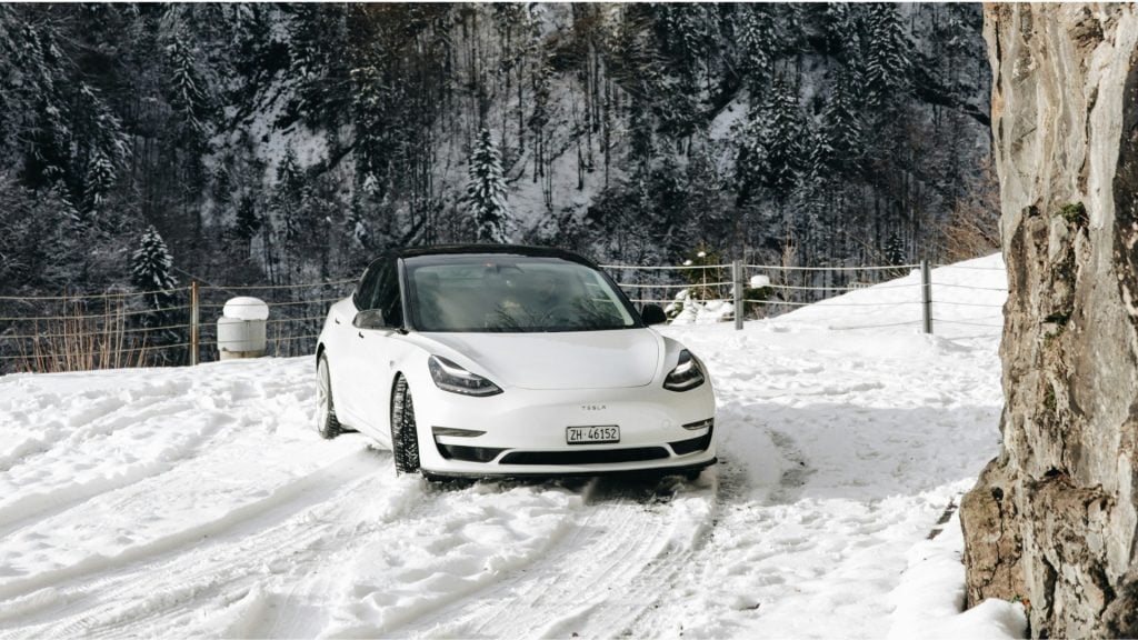 Tesla Model 3 v zimnom počasí.