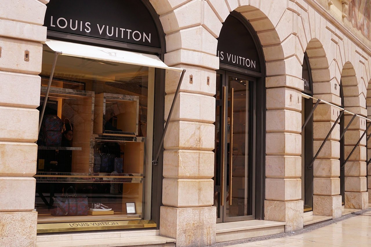 Kamenná predajňa Louis Vuitton.