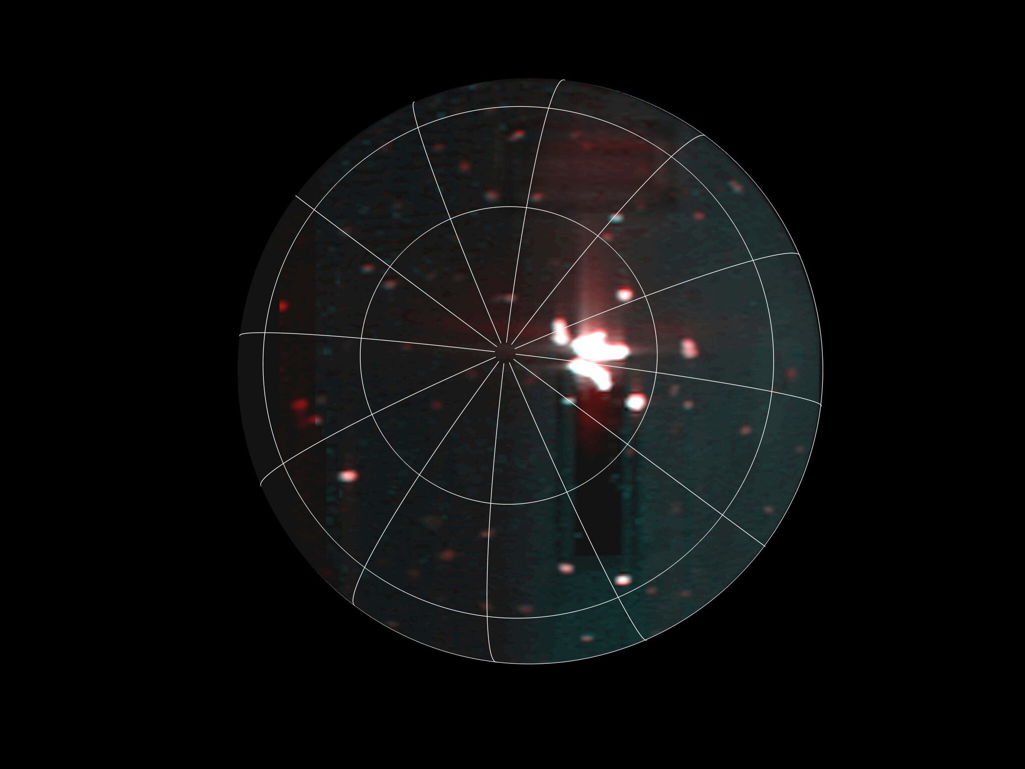 Snímka zobrazujúca vulkanickú aktivitu napravo od južného pólu Io, mesiaca Jupitera.