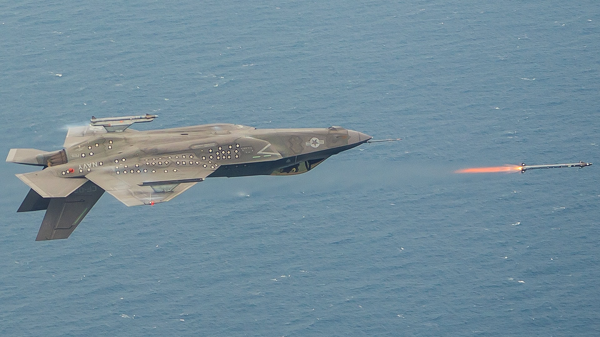 Stíhačka F-35 odpaľujúca strelu AIM-9x dolu hlavou počas testovania.