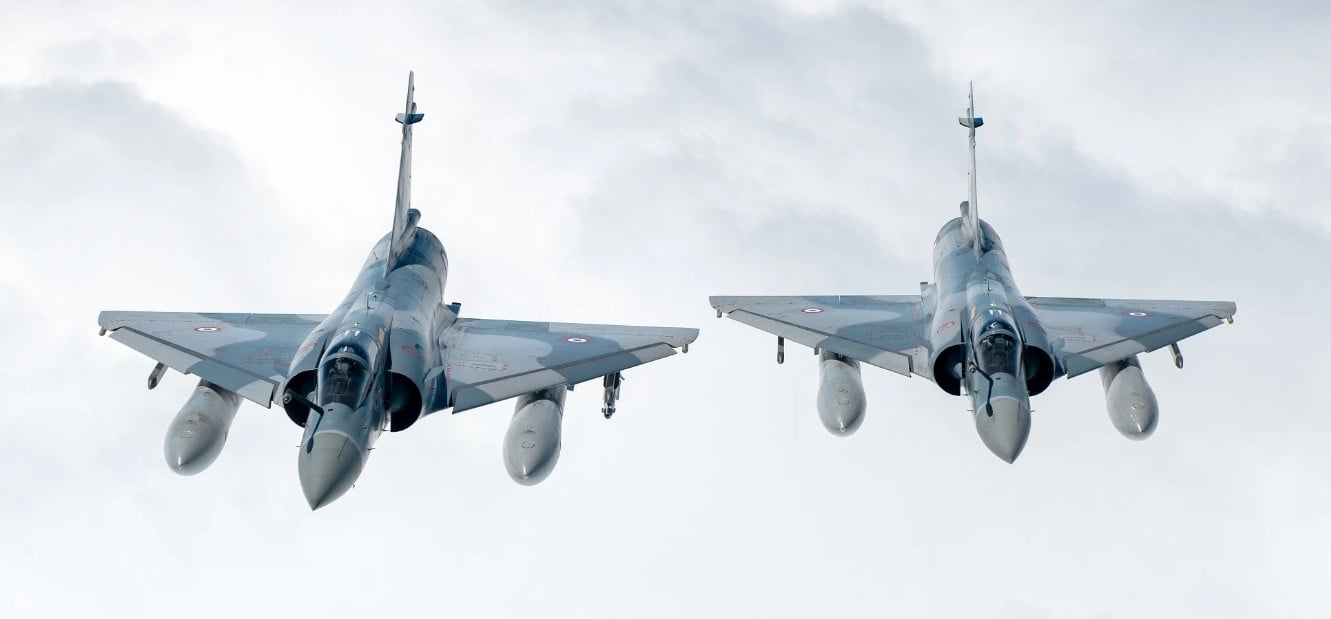 Francúzske stíhačky Mirage 2000 letiace vo formácii.