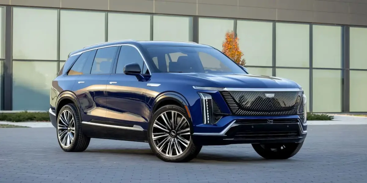 Cadillac-Vistiq-SUV- vonku postavený