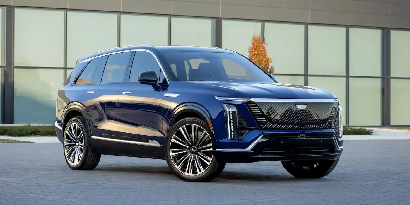 Cadillac-Vistiq-SUV- vonku postavený