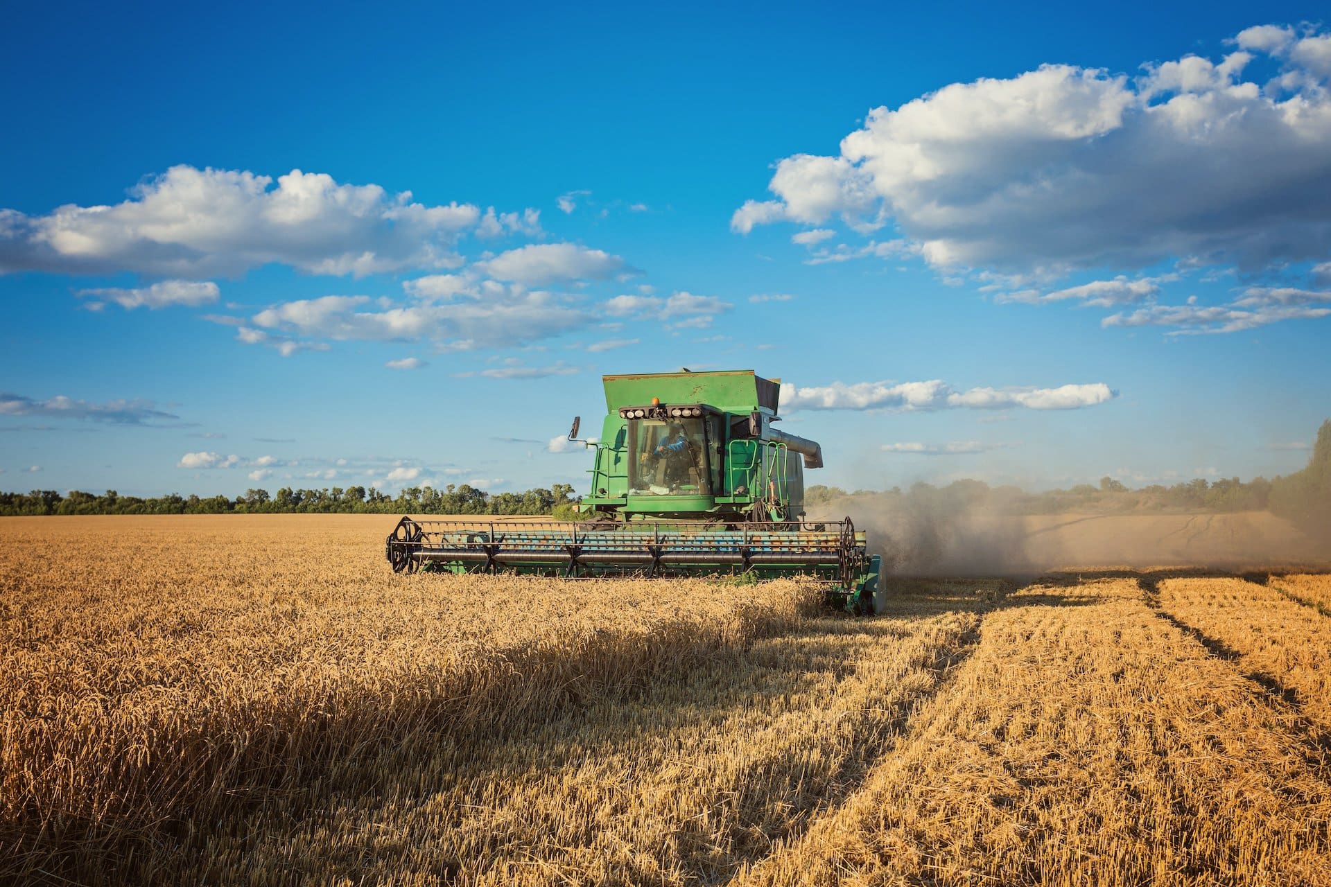 traktor na poli