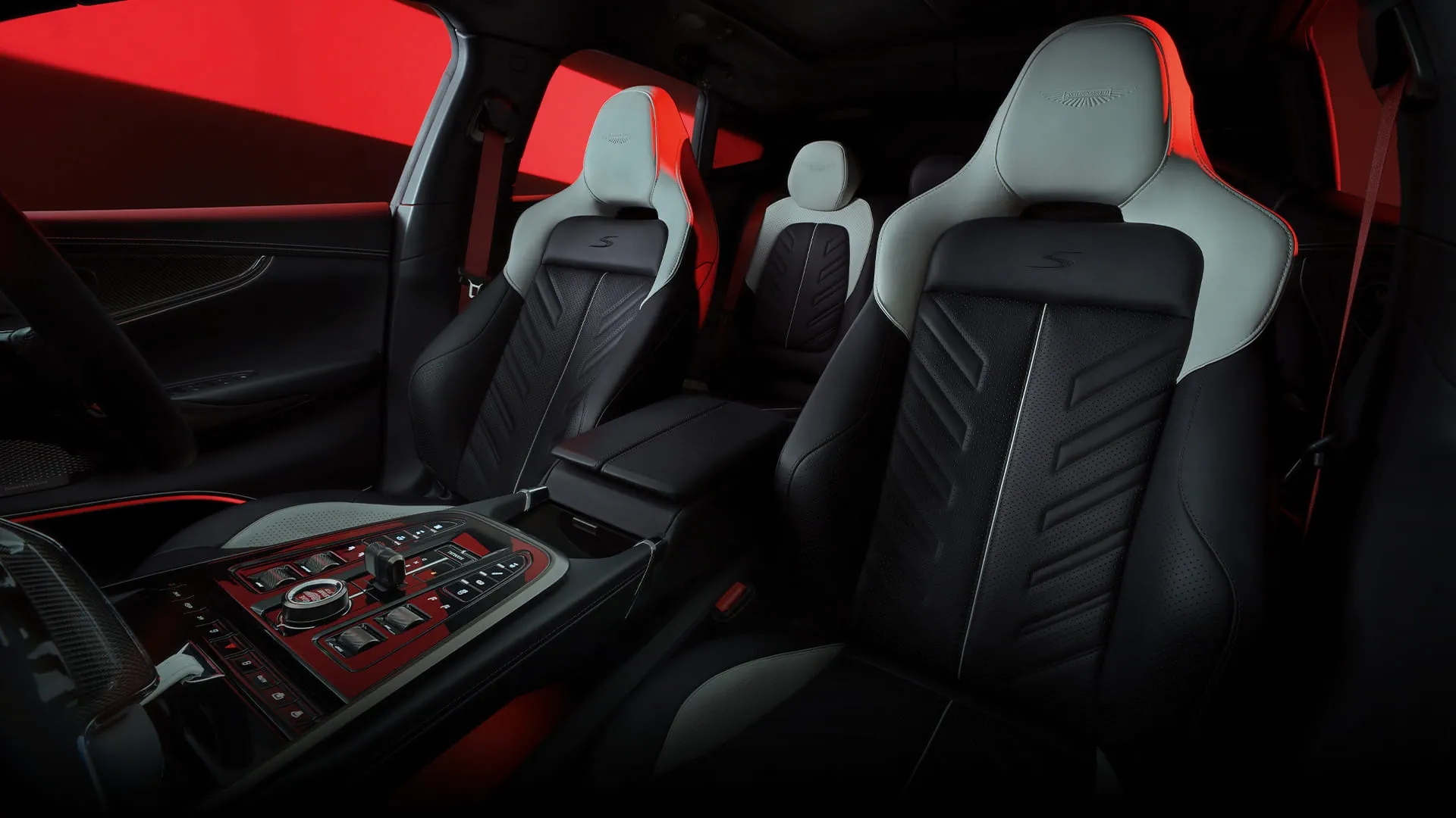 interiér aston martin dbx s
