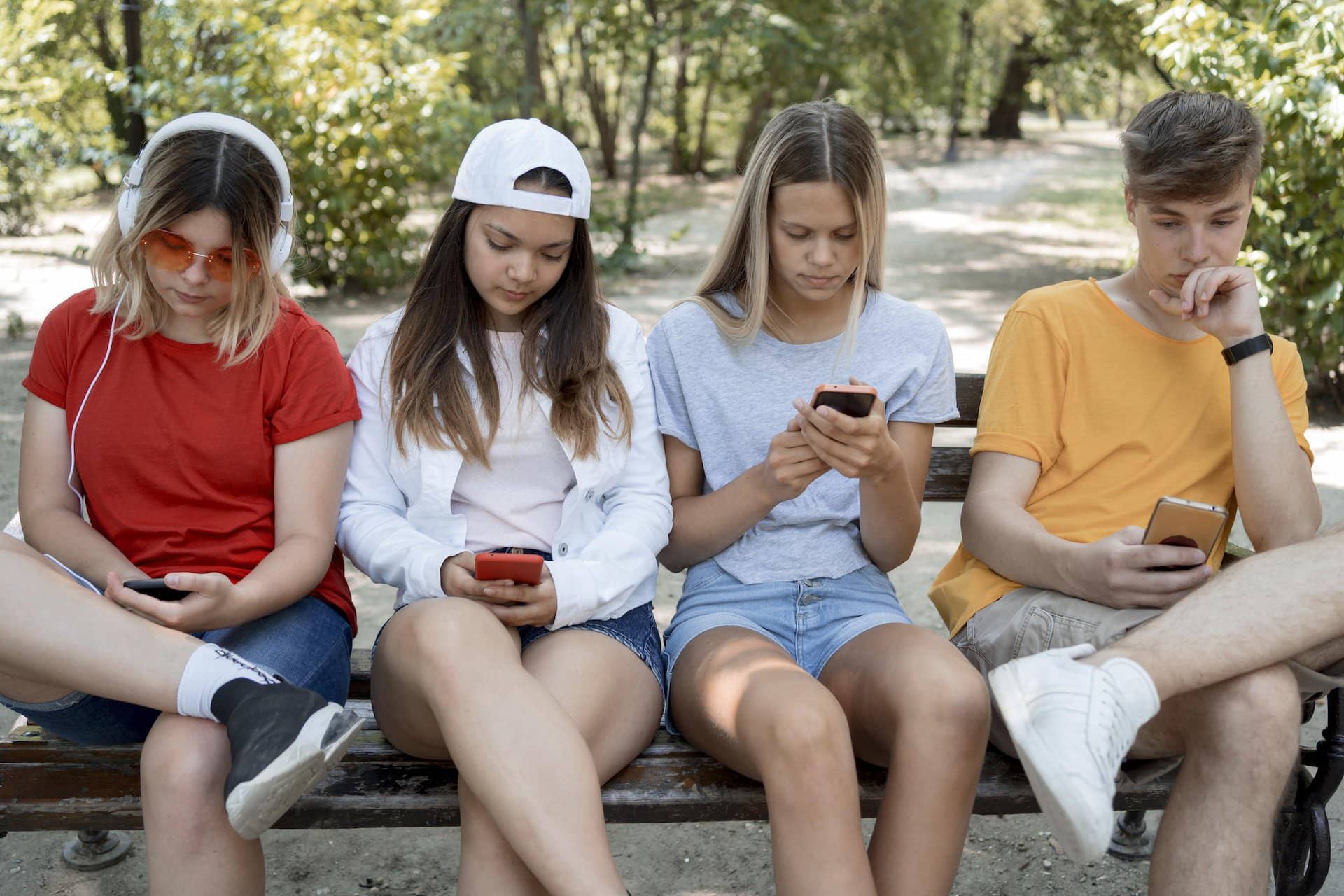 deti s mobilom v ruke
