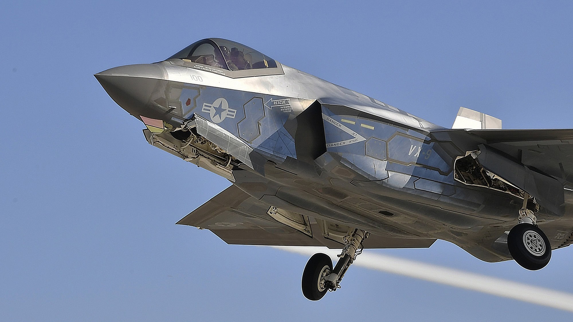 Fotografia stíhačky F-35 počas letu s novým náterom.