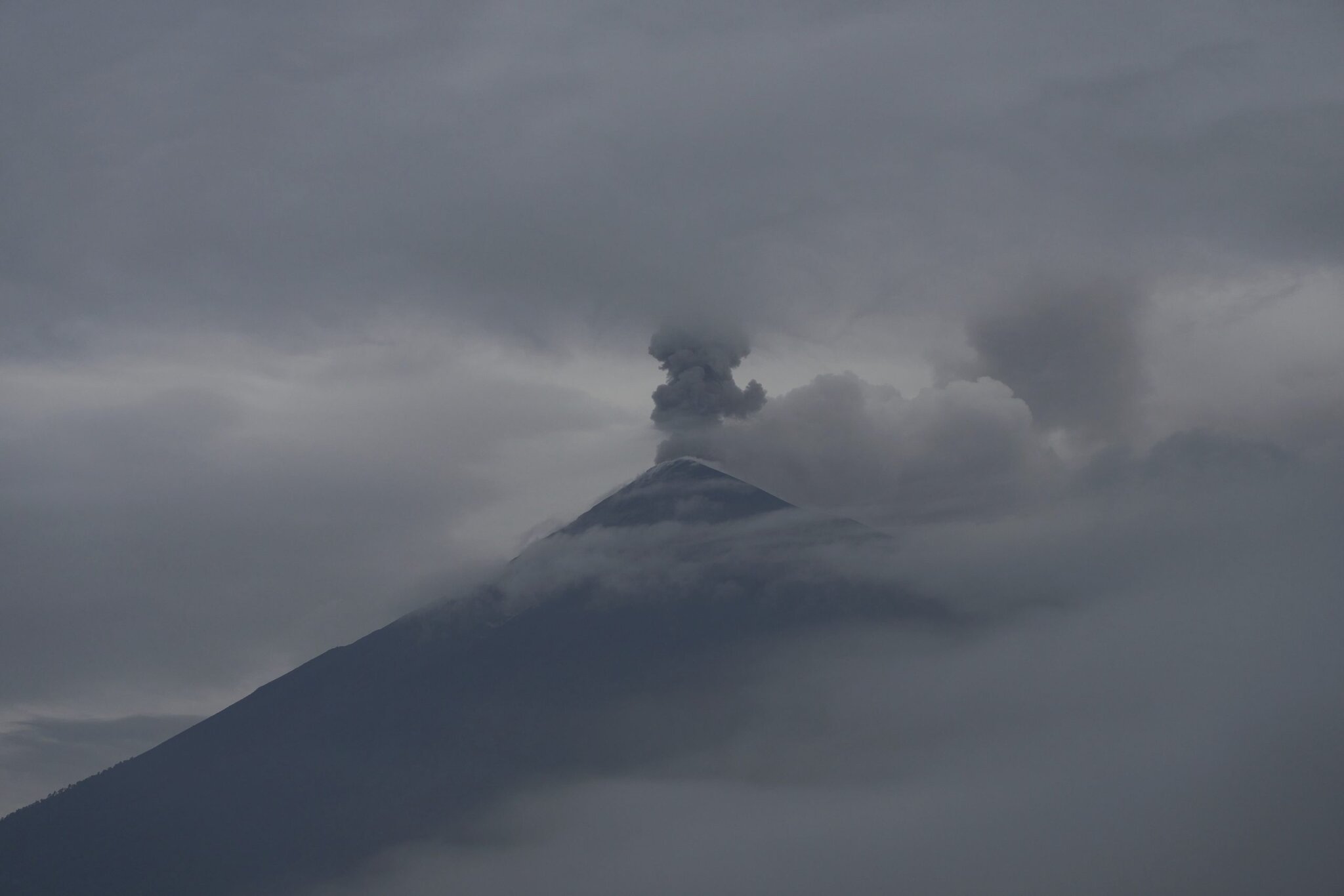 Sopka Fuego v Guatemale.