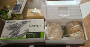 Na obrázku je balenie grafickej karty Aorus RTX 5090, v ktorom sa namiesto GPU nachádzajú sáčky s ryžou.