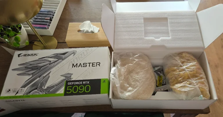 Na obrázku je balenie grafickej karty Aorus RTX 5090, v ktorom sa namiesto GPU nachádzajú sáčky s ryžou.