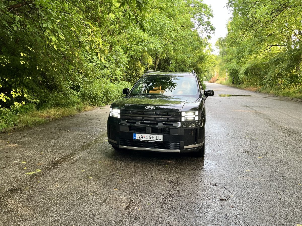 Na obrázku je Hyundai Santa Fe Hybrid z roku 2025.