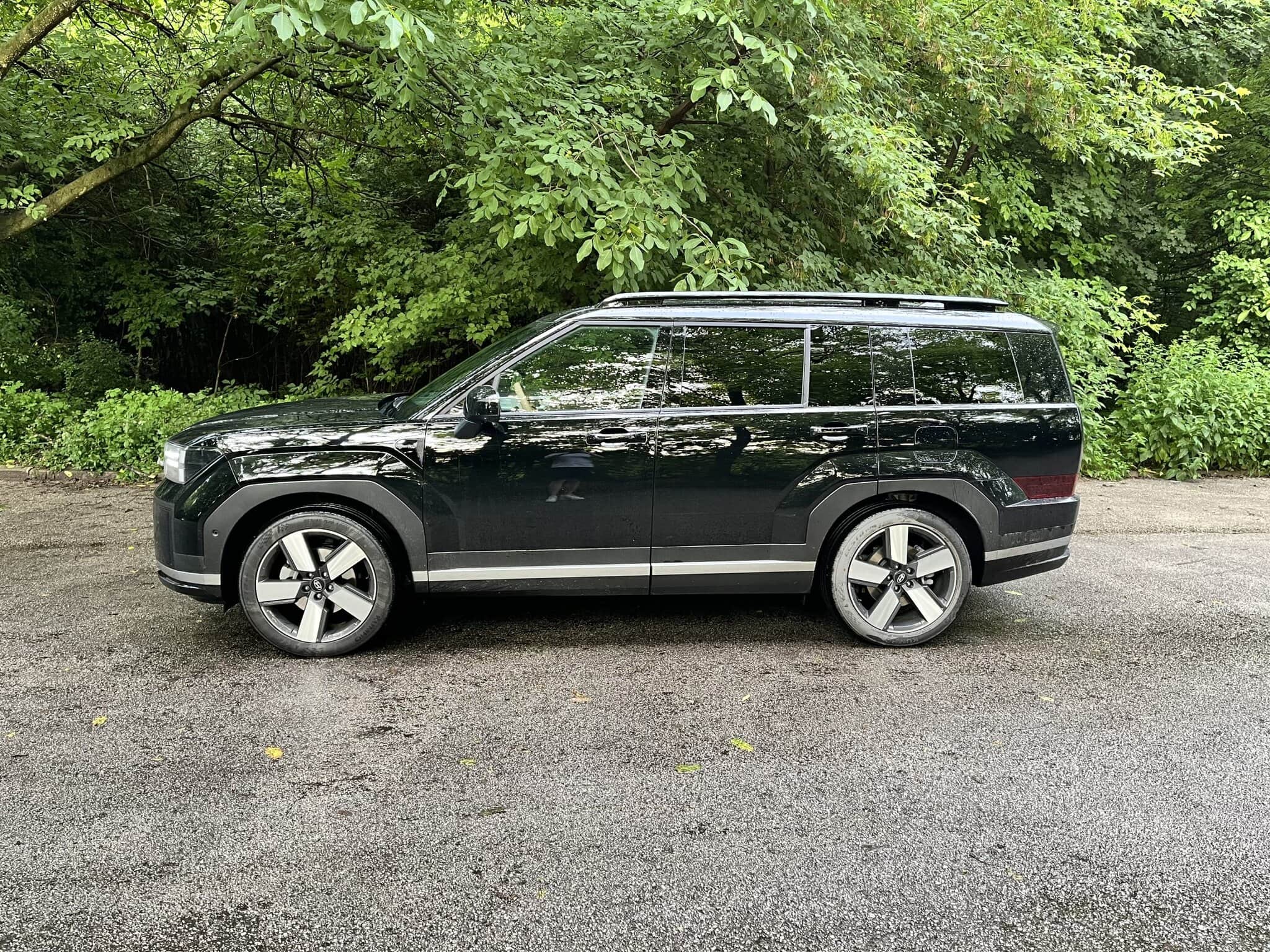 Na obrázku je Hyundai Santa Fe Hybrid z roku 2025.
