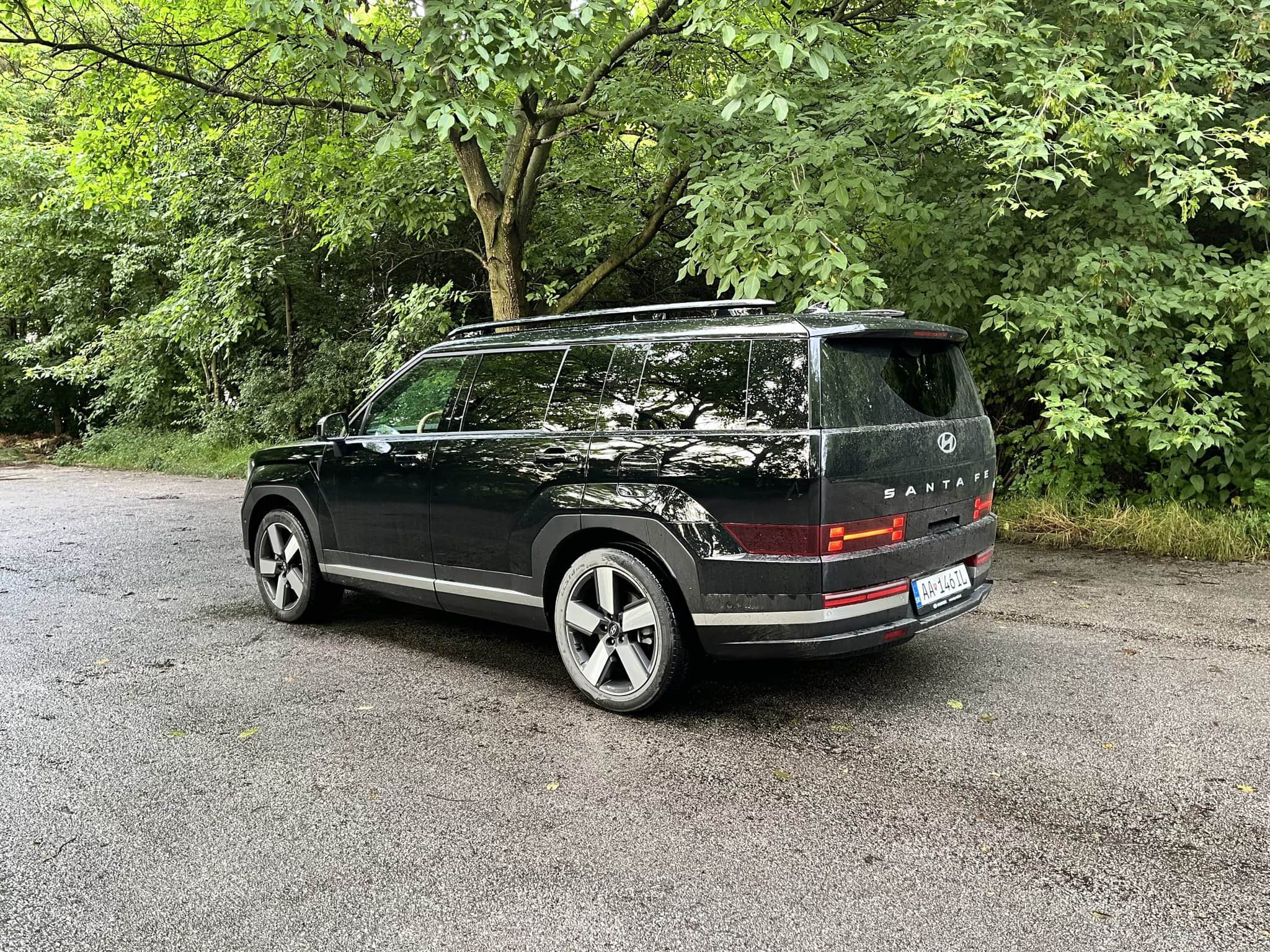 Na obrázku je Hyundai Santa Fe Hybrid z roku 2025.