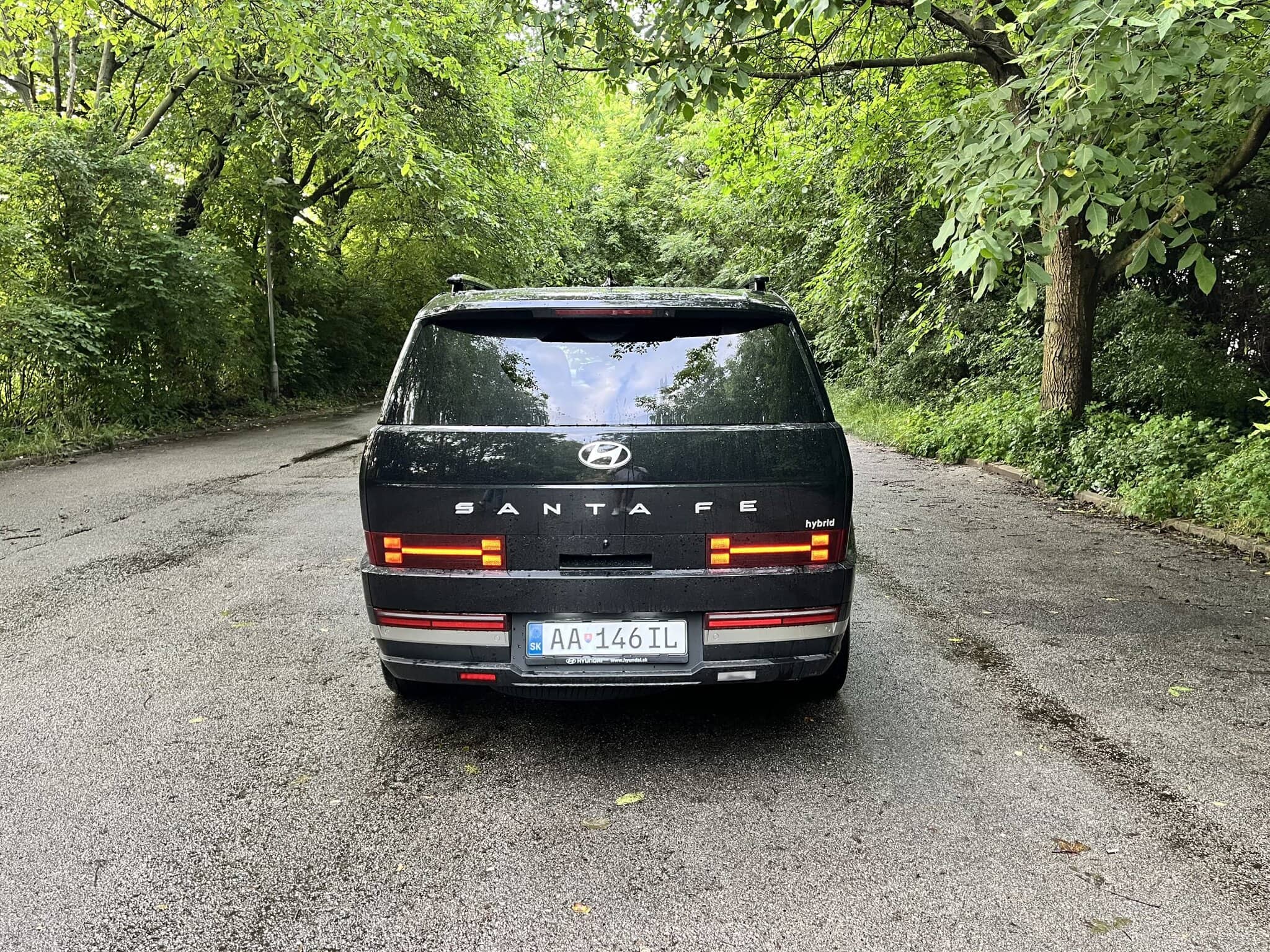 Na obrázku je Hyundai Santa Fe Hybrid z roku 2025.