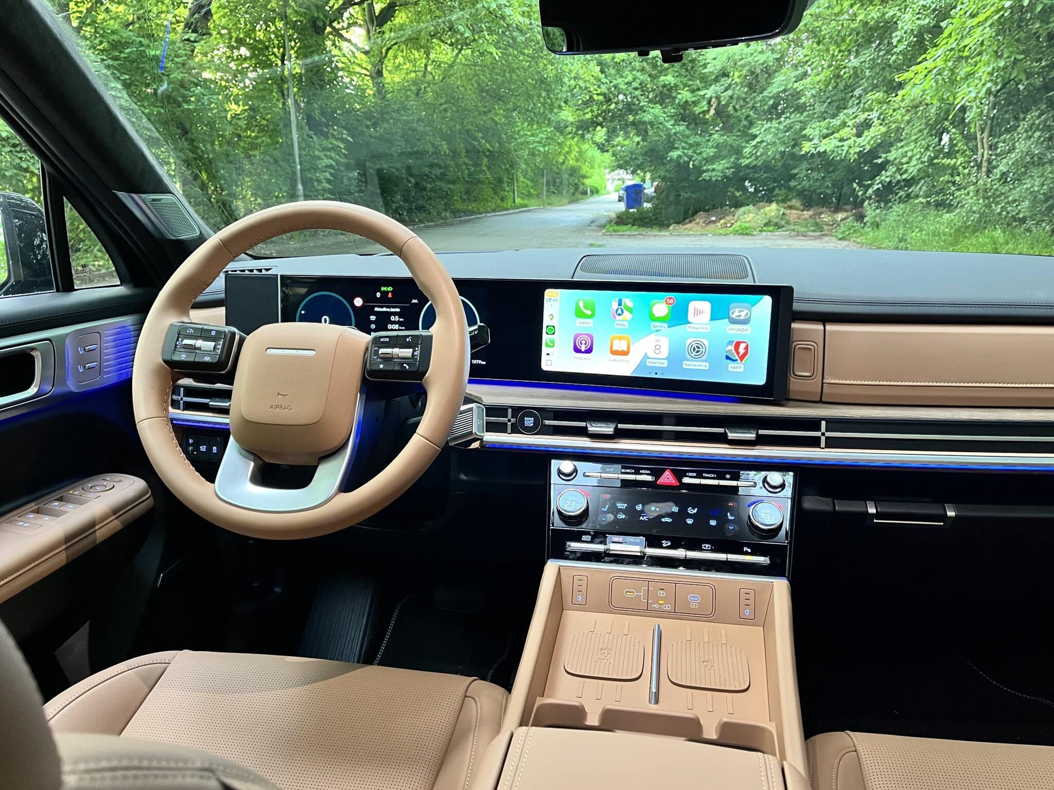 Na obrázku je Hyundai Santa Fe Hybrid z roku 2025.