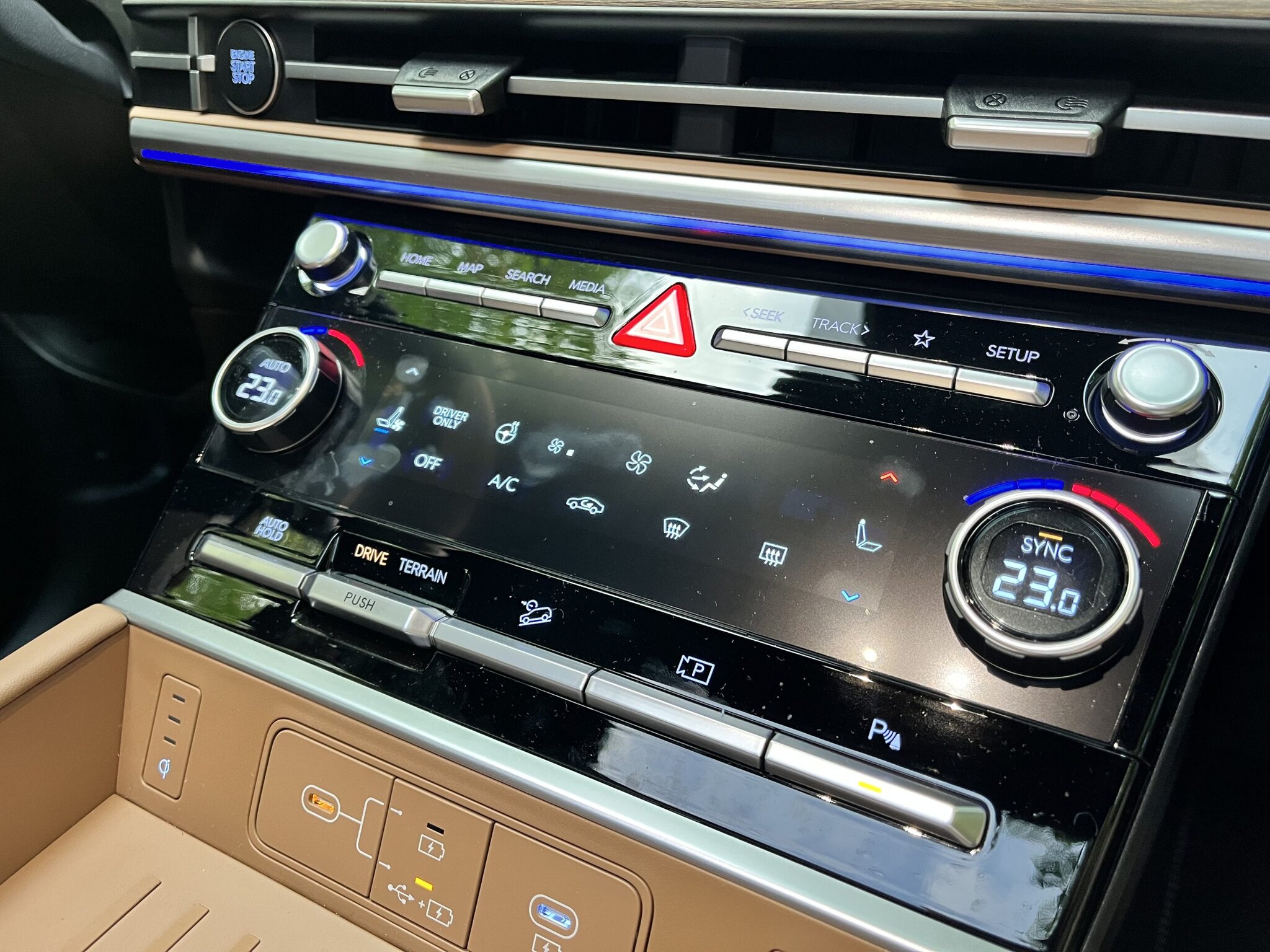 Na obrázku je Hyundai Santa Fe Hybrid z roku 2025.