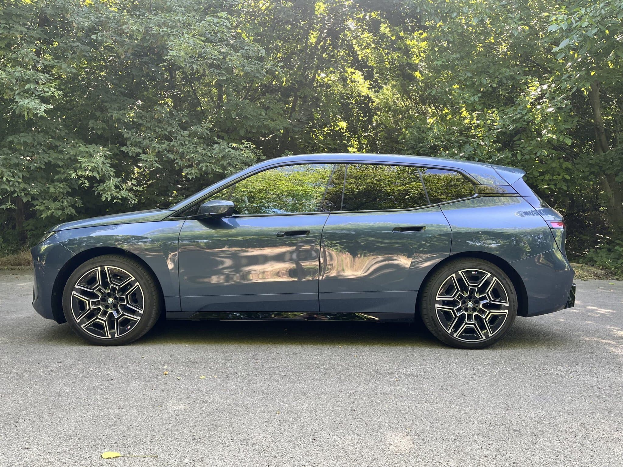 Recenzia nového BMW iX 2025 vo verzii xDrive45.