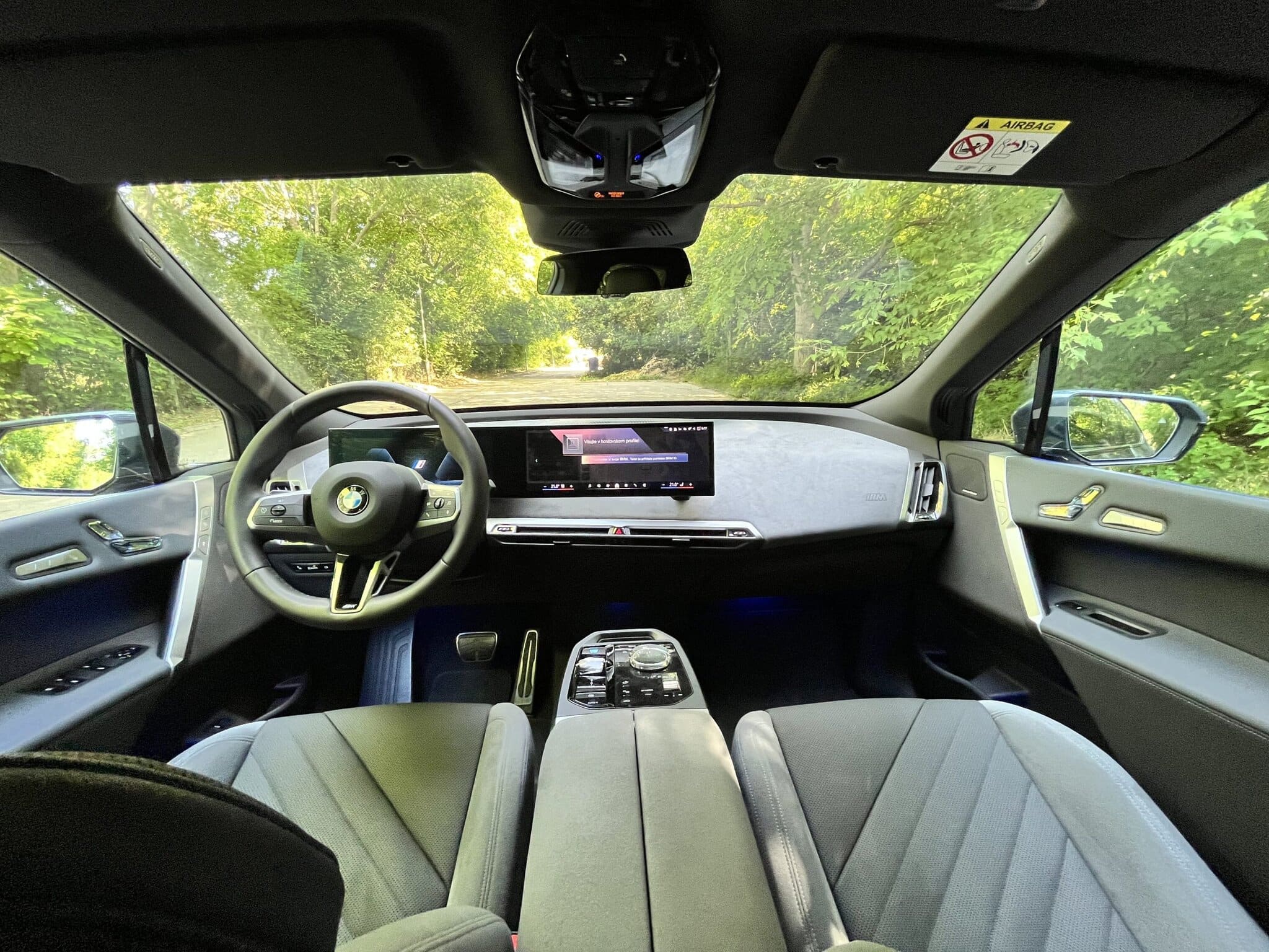 Recenzia nového BMW iX 2025 vo verzii xDrive45.