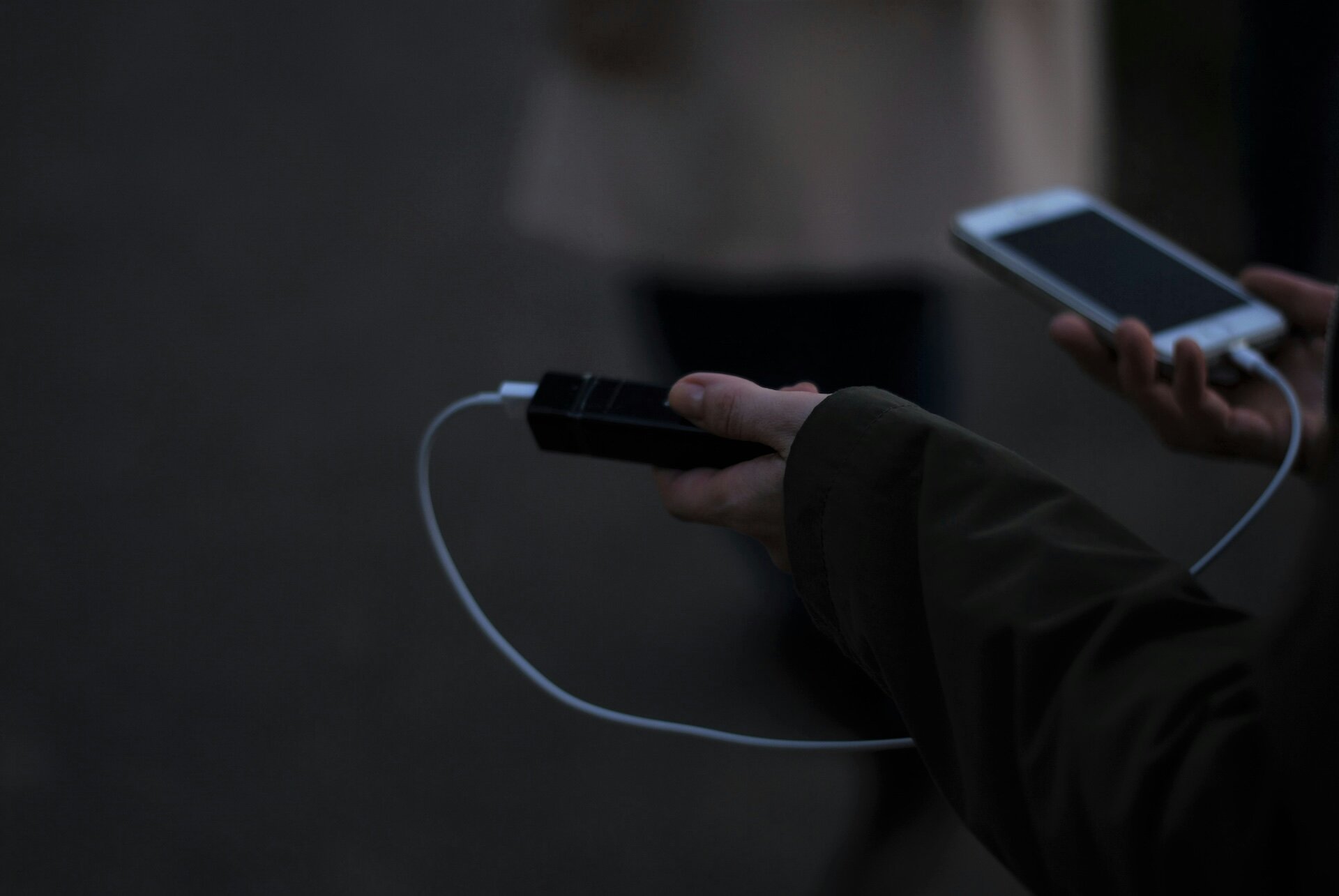 nabíjanie mobilu powerbankou