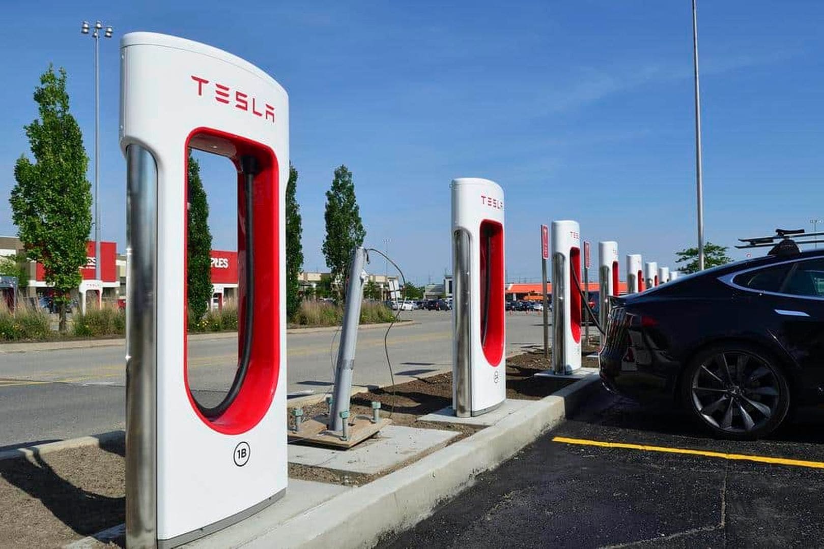poskodena Tesla Charger