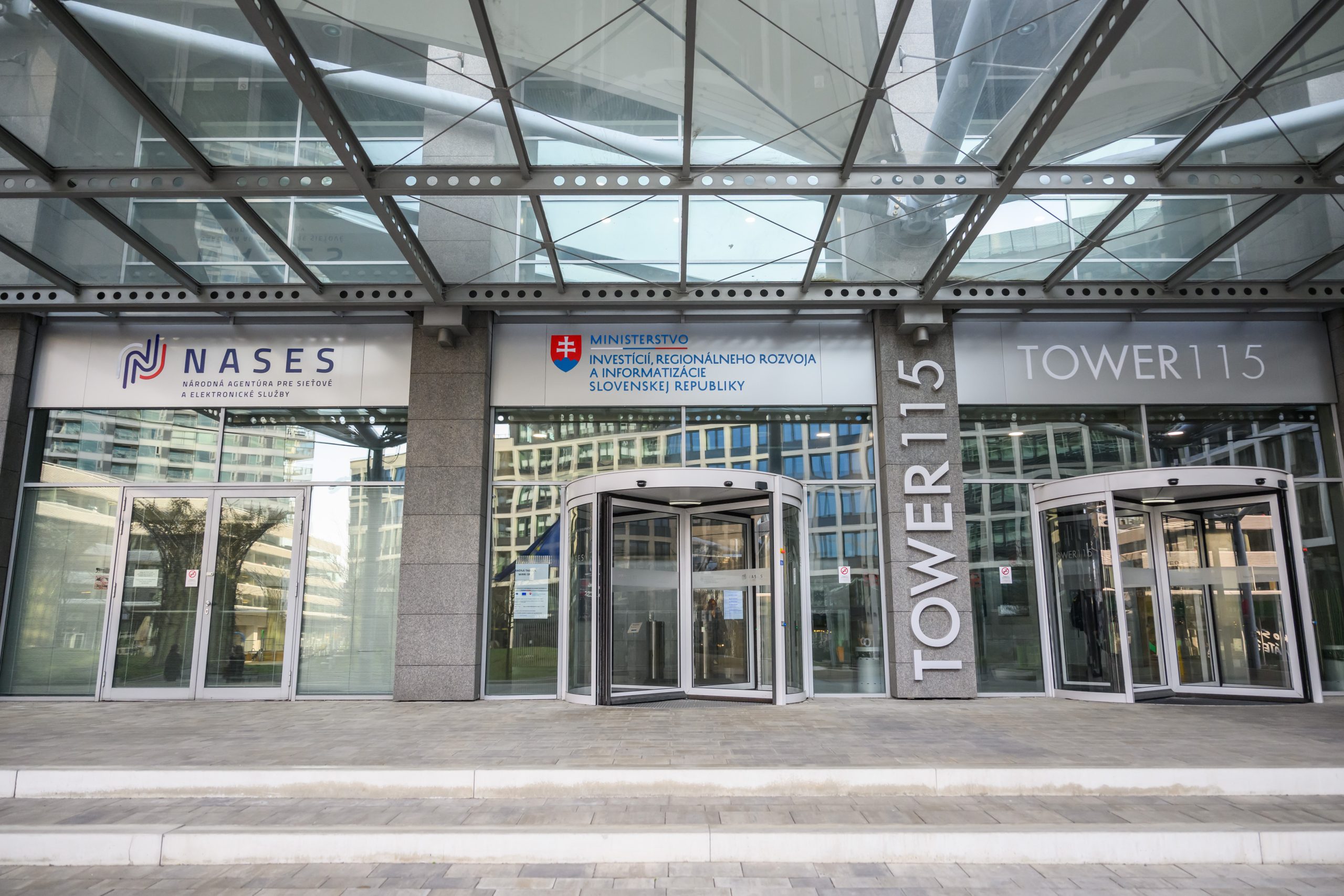Na snímke vchod do budovy Tower 115 na Pribinovej, v ktorej sídli Ministerstvo investícií, regionálneho rozvoja a informatizácie SR (MIRRI) a Národná agentúra pre sieové a elektronické služby (NASES) v Bratislave 27. marca 2025. FOTO TASR - Jaroslav Novák *** Local Caption *** profil ilustraèka ilustraèná snímka ilustraèky  budova exteriér Ministerstvo investícií regionálneho rozvoja a informatizácie SR sídlo Tower 115 Národná agentúra pre sieové a elektronické služby NASES Pribinova