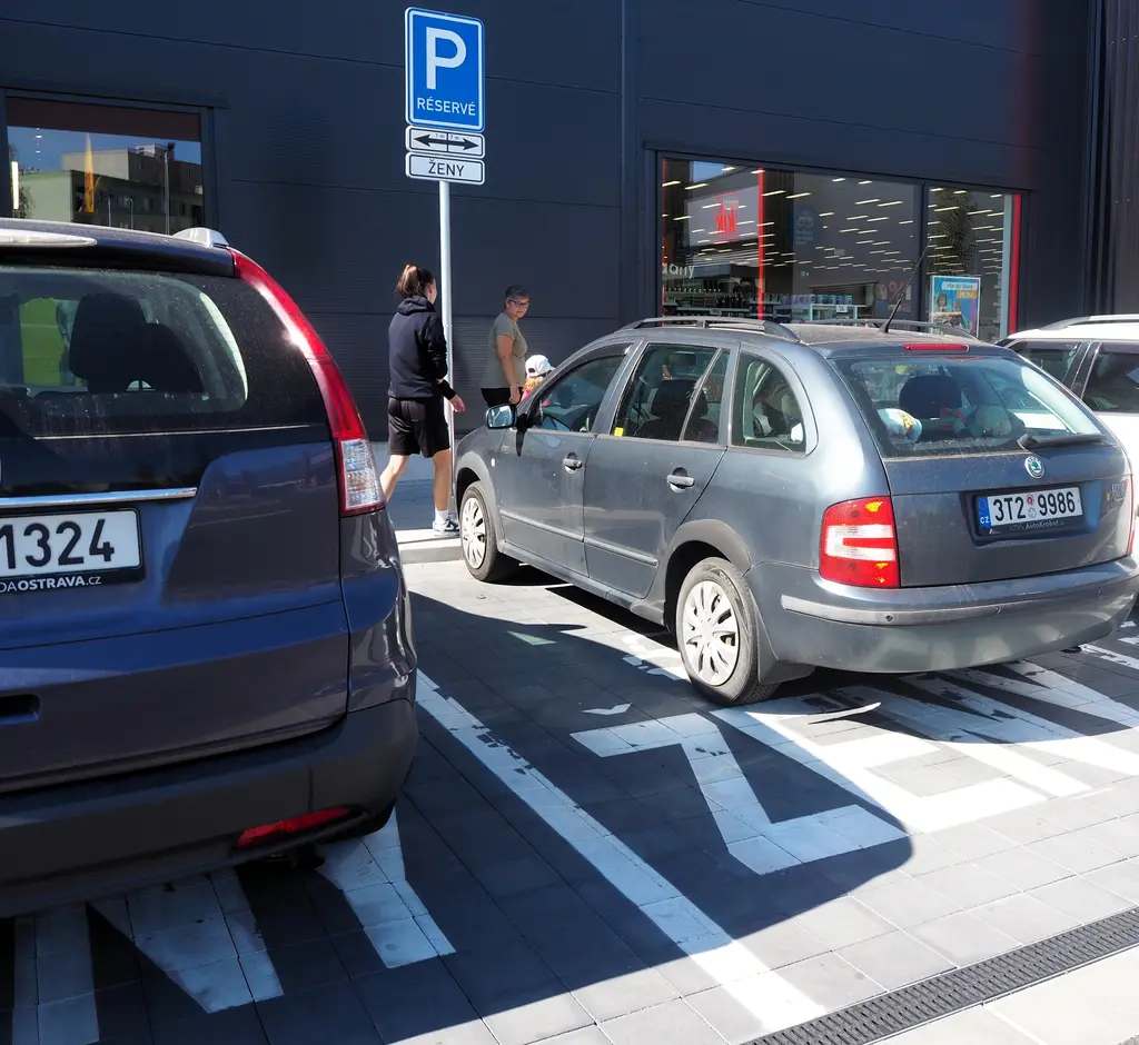 vyhradené parkovanie ženy