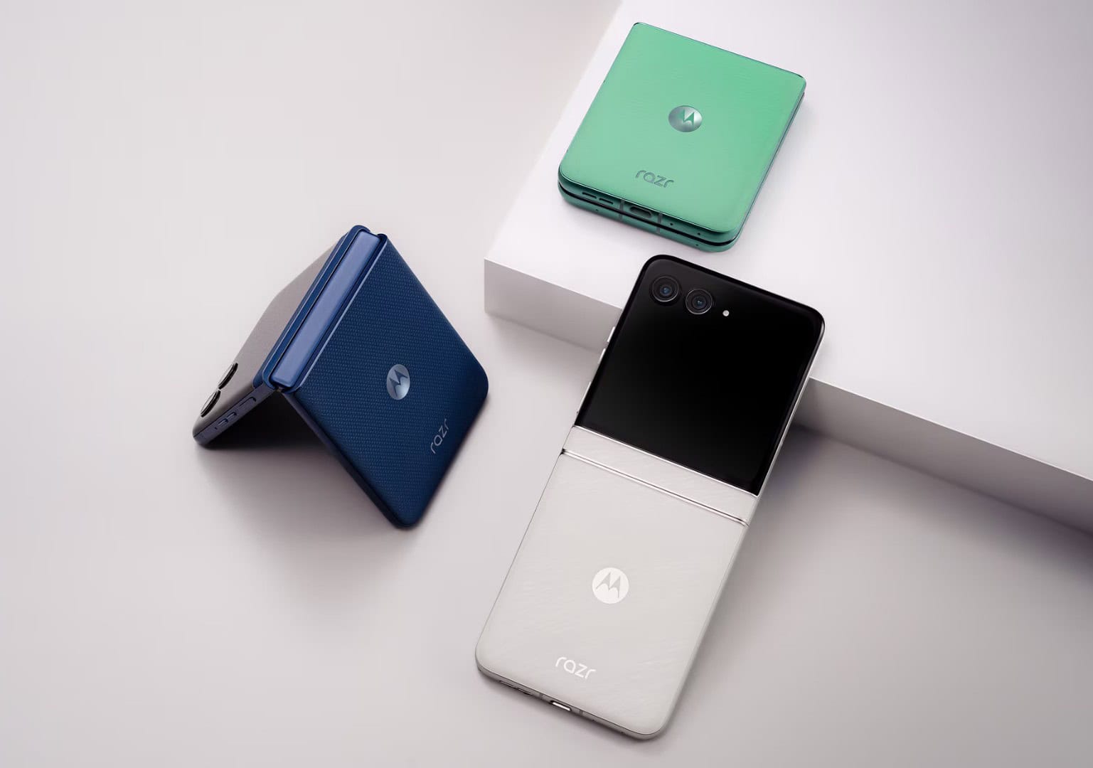 motorola razr 60 sklopený aj rozložený
