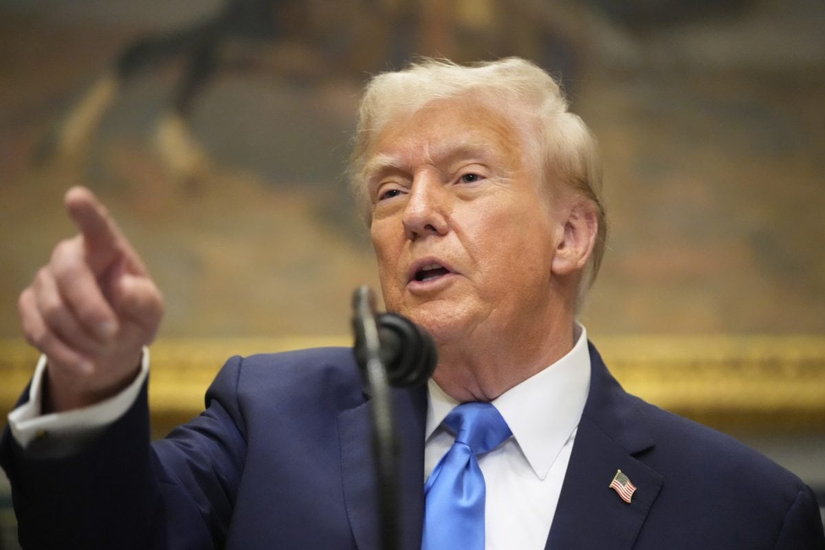 Na snímke americký prezident Donald Trump reèní v Bielom dome vo Washingtone v pondelok 22. septembra 2025. Prezident USA Donald Trump v noci na utorok podpísal výkonný príkaz, ktorým hnutie Antifa oznaèil za domácu teroristickú organizáciu. Informovala o tom agentúra AP. Dolo k tomu deò po spomienkovej bohoslube za zavradeného konzervatívneho aktivistu a influencera Charlieho Kirka. Ide zároveò o jeden z nieko¾kých krokov, ktorými sa republikánsky prezident vyhráal svojim politickým oponentom. FOTO TASR/AP