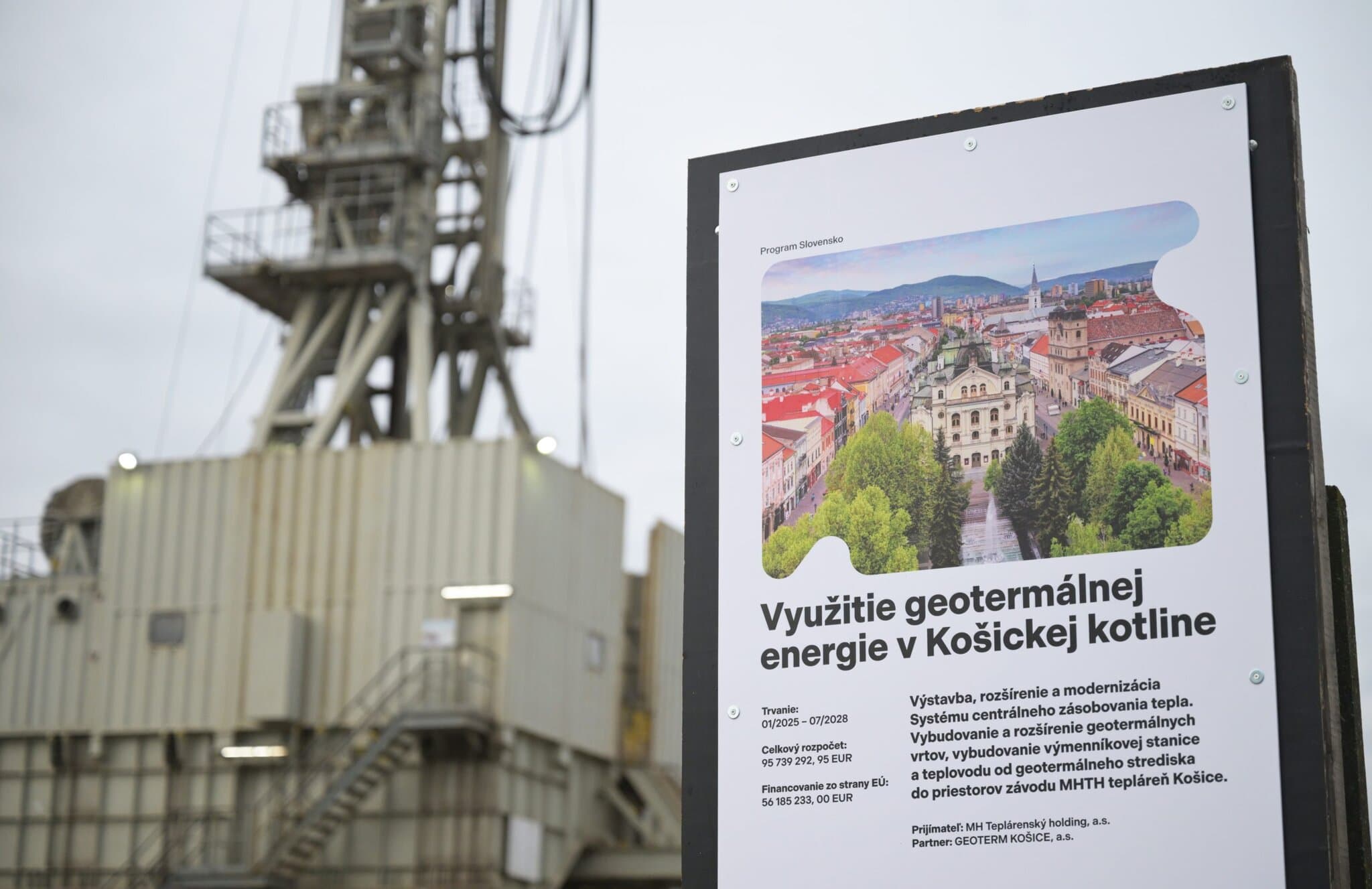 Na snímke informaèná tabu¾a poèas tlaèovej konferencie spoloènosti Geoterm Košice pred zaèiatokom prác na nových geotermálnych vrtoch pre vykurovanie mesta Košice pri obci Bidovce v utorok 14. októbra 2025. Spoloènos Geoterm Košice zaèína pri obciach Ïurkov a Svinica vrtné práce pre využitie geotermálnej energie na vykurovanie mesta Košice. Tri nové geotermálne vrty s nadzemnou technológiou si vyžiadajú investíciu 35 miliónov eur, z ktorých približne 12 miliónov eur bude spolufinancovaných z Programu Slovensko prostredníctvom Fondu pre spravodlivú transformáciu EÚ. FOTO TASR – František Iván *** Local Caption *** vàtna súprava
