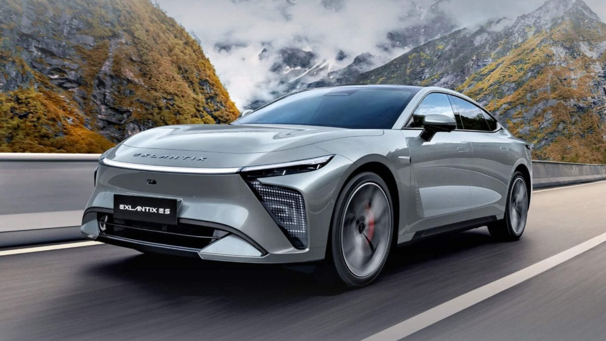 Nabiješ ho do pár minút a má dojazd 1700 km. Čínska automobilka predstavila „rozsudok smrti“ pre spaľováky