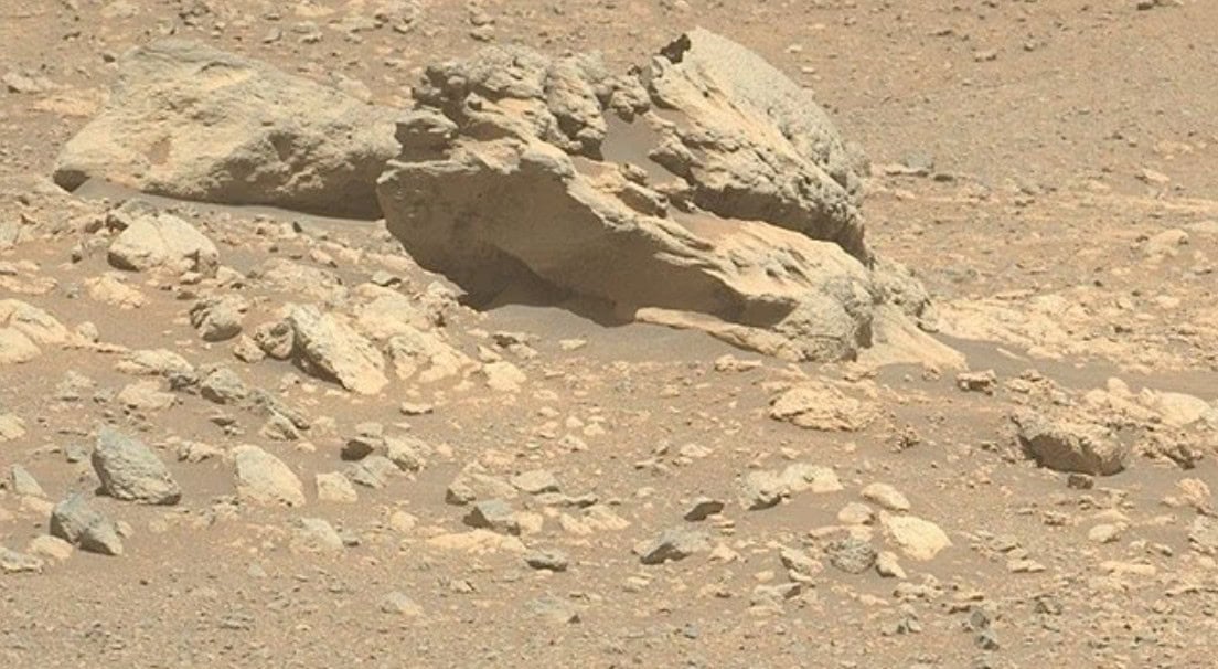 Našli čudný kameň na Marse