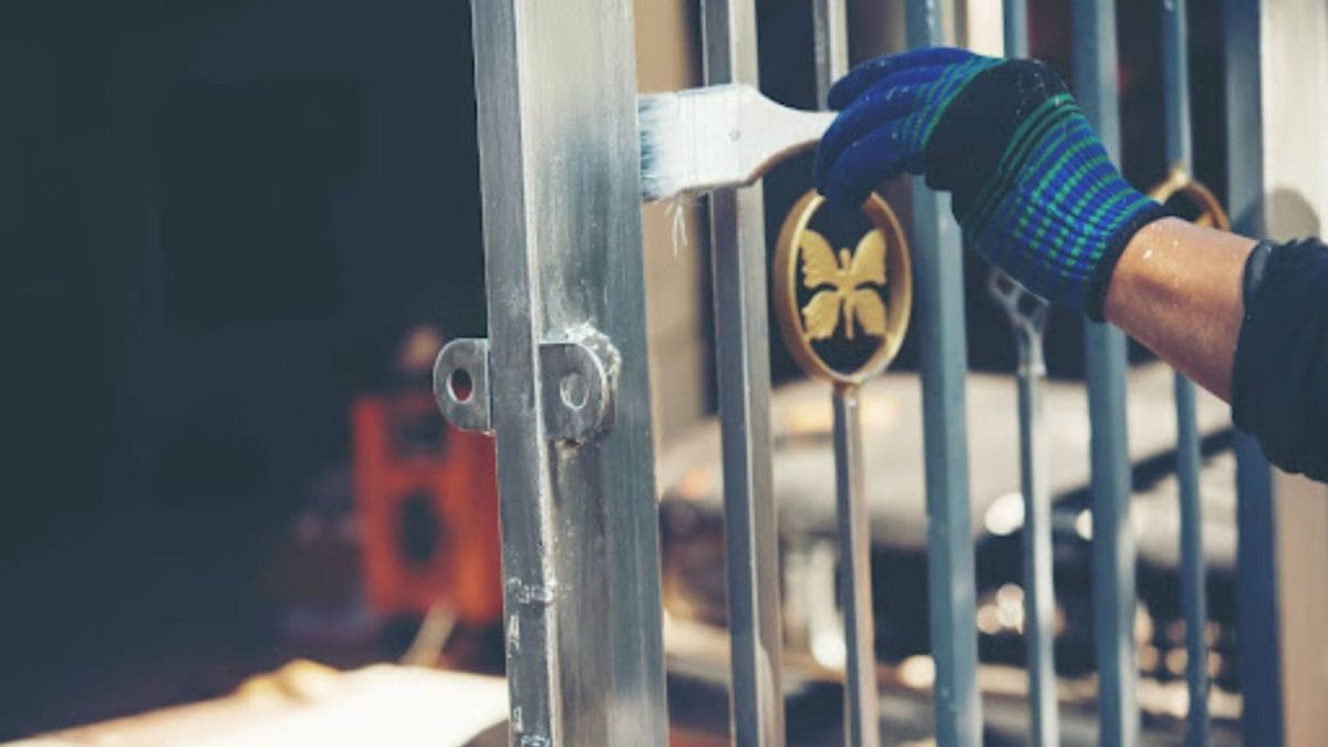 Kov a teplotné zmeny: Prečo je dôležité zvoliť správny typ farby?