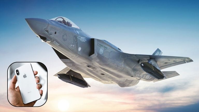 stíhačka F-35 a iPhone v ruke