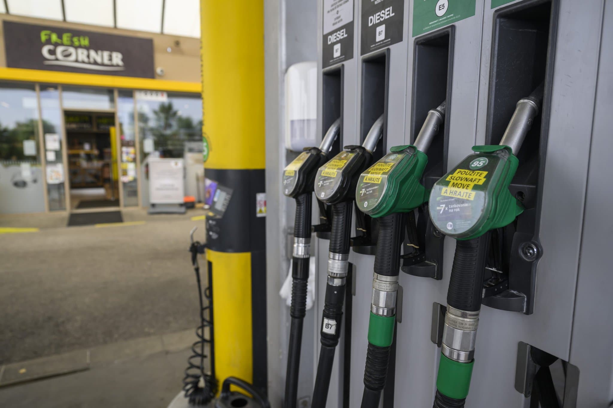 Na snímke tankovacie pitole poèas predstavenia pilotného konceptu vyuitia solárnej energie na servisných staniciach Slovnaft v Bratislave 21. júna 2024.