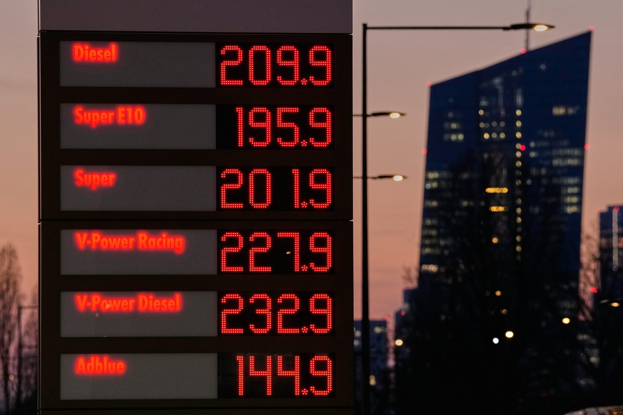 KK12 Frankfurt - Na snímke tabu¾a s cenami pohonných látok neïaleko Európskej centrálnej banky vo Frankfurte vo tvrtok 5. marca 2026.