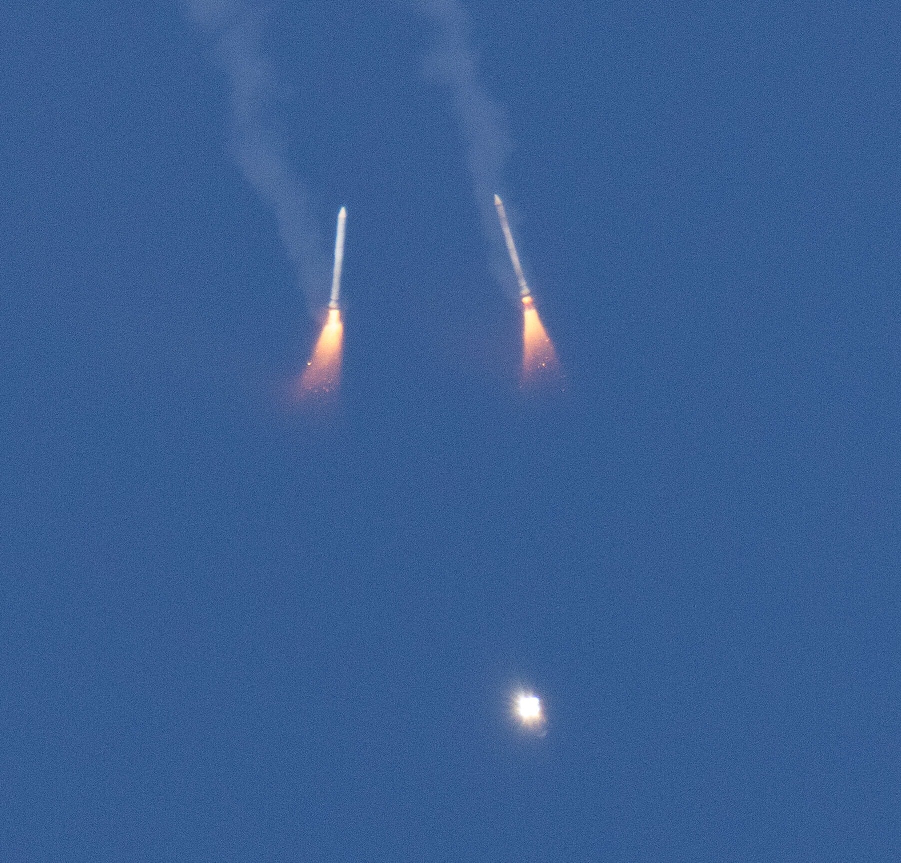 Prídavné raketové motory SRB po oddelení od rakety SLS