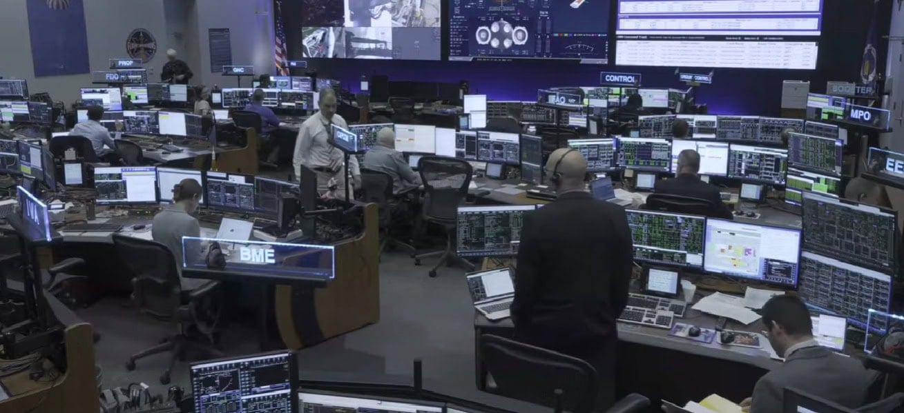 Riadiace stredisko počas príprav na štart rakety SLS.